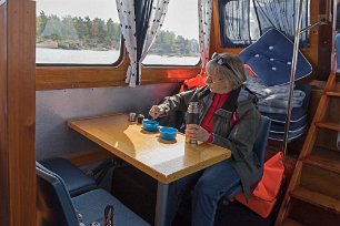 Fikdags Kristina gör i ordning fika ombord på m/s Rotösund.