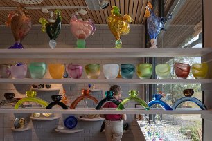 Skeppsta glashytta Tuppar, glas och ljusstakar i butiken.