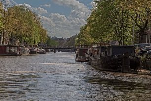 På Amsterdams kanaler Husbåtar på Amsterdams kanaler