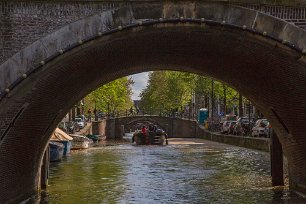 På Amsterdams kanaler Fem broar kan ses från kanalbåten