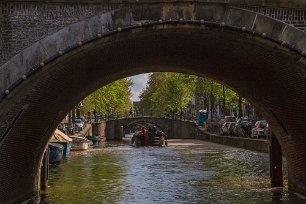 På Amsterdams kanaler Fem broar kan ses från kanalbåten