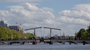 Slussbro i Amsterdams kanaler Slussbro i Amsterdams kanaler