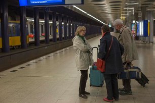Tågväntan på Schiphol Väntan på tåget in till Amsterdams centrum