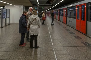 I tunnelbanan Metro från Centralstation för resa till Rembrandshuset.