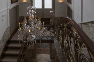 Museum van Loon Trappan har beställts av Van Hagen, om ägde huset kring 1750. Han lär innförliva sitt eget och hustruns namn i ornamenteringen.