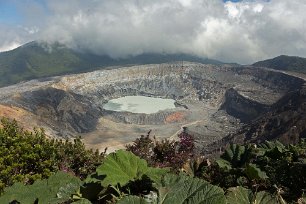Vulkanen Paos Poas Volcano, (spanska: Volcán Poás), för en gångs skull inte skymd av moln, är en aktiv vulkan på 2708 meter i centrala Costa Rica. Det har haft 39 utbrott...
