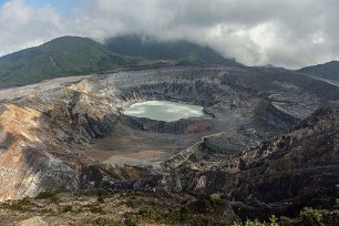 Vulkanen Paos Poas Volcano, (spanska: Volcán Poás), är en aktiv vulkan på 2708 meter i centrala Costa Rica. Det har haft 39 utbrott sedan 1828.