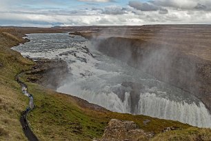 Gullfoss Gullfoss är det största vattenfallet på Island och finns i floden Hvítá. Det faller i två etapper, först 11 och sedan 21 meter, ner i en 30 meter djup, 20 meter...
