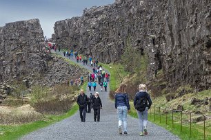 Nationalparken Thingvellir Spricka uppkommen genom att kontinentalsocklarna glidit isär, övre delen ligger på den amerikanska kontinenten, nedre delen på den europeiska kontinenten.