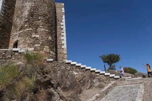 Mértolas kastell Kristina studerar platsinfo: det 30 meter höga tornet i kastellet stod färdigt 1292