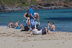 Svalkande dopp Några modiga tog vid stranden Cala Cartoe ett svalkande dopp efter vandringen.
