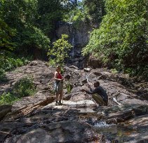 Vid vattenfallet ovanför Udzungwa Falls Lodge