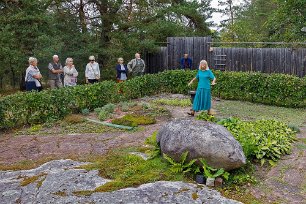 Medeltidsträdgård Exempel på hur en sekulär medeltidsträdgård kunde te sig med 4 fyrkantiga kvarter och en urna eller vattenspel i mitten – allt omgärdat av en låg häck eller en...