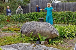 Medeltidsträdgård Agneta Gussander bdeskriver inlevelsefullt trädgårdens detaljer.
