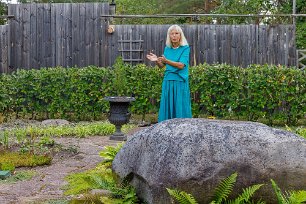 Agneta Gussander Agneta Gussander förklarar tankarna bakom medeltidsträdgården.