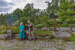 Presentation Agneta Gussander och Magnus Persson presenterar sin omfattande trädgård innan de guidar besökarna runt.