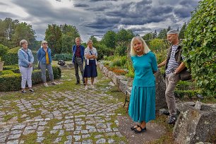 Trädgårdens idé beskrivs Agneta Gussander och Magnus Persson presenterar sin omfattande trädgård innan de guidar besökarna runt.