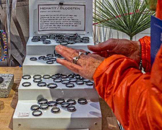 Hantverksvandring Alla i STF-gruppen fick välj var sin ring av blodsten under besöket hos Magnani.