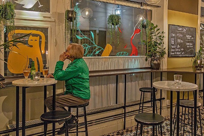 Pub intill Järntorget. Vi delar på en flaska alkoholfritt öl i en pub intill Järntorget.