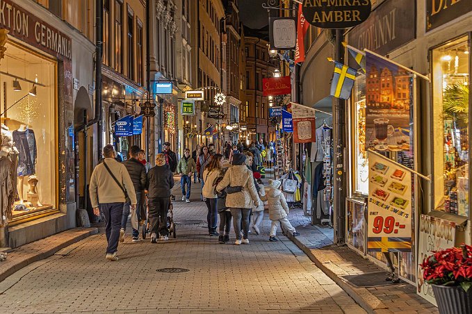 Västerlånggatan Välfyllt på Västerlånggatan trots tisdagsskväll.