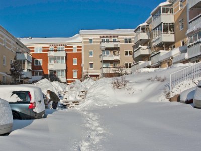 Bilen skottas fram 2010  Kristina Hennix skottar fram bilen efter snöfallet 21 februari 2010.
