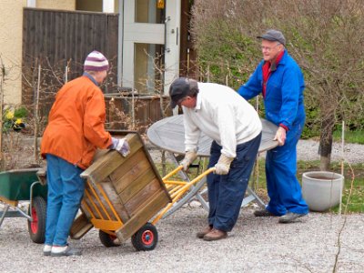 Värstädning 2010: Sara, Ted och Folke  Sara Ekhult, Ted van Heesch och Folke Holmgren möblerar på gården.