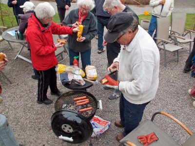 Vårstaddag: korvgrillning  Korggrillning under värstädningen på gården.