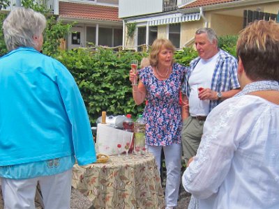 110618–140759  Ulla och Peter Ruschkowski bjuder på drink med tilltugg.