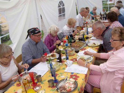 120825–161235  Gårdsfest 25 augusti.