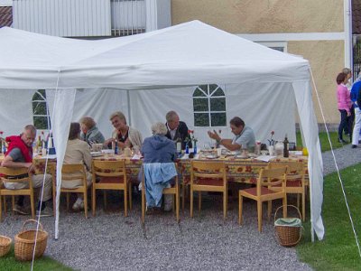 120825–190341  Gårdsfest 25 augusti.