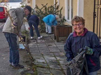 Birgitta NIlsson rensar ogräs vid Klostergatan.  Birgitta NIlsson rensar ogräs vid Klostergatan på städdagenden 19 oktober.