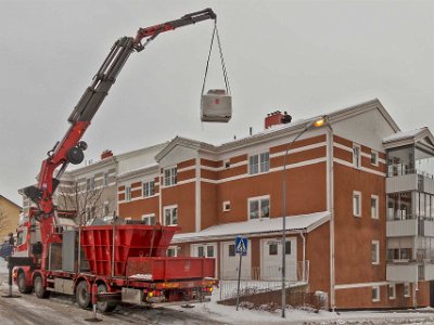 Aggregatbyte i Kapellet 140130–104010  Ett nytt fläktaggregat lyfts upp den 30 januari och installeras via hål i taket på vinden till 2A.