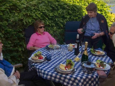 Gårdspartaj 14060512  Gårdspartaj på festplatsen mellan avenbokshäckarna på kvällen denl 5 juni.