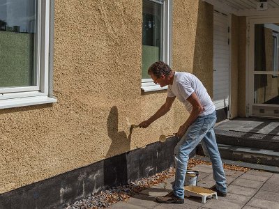 Fasadmålning  Markku Kemppi målar fasaden mot Storgatan 28 juli.
