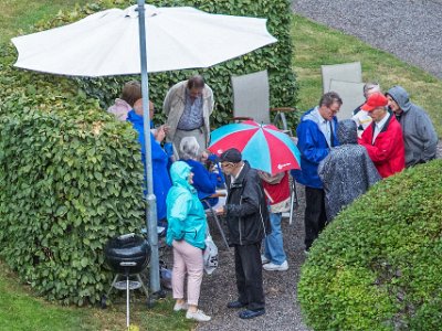 Blöt gårdsfest  Blöt start på Kapellets gårdfest 4 augusti.