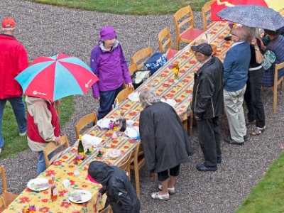 Blöt gårdsfest  Regnigt på Kapellets gårdfest 4 augusti.