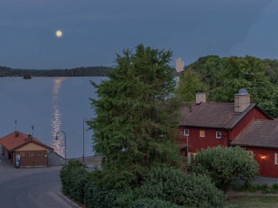 Månsken Ö Strandvägen  Månsken över Strängnäsfjärden vid Östra Strandvägen och Storgatan.