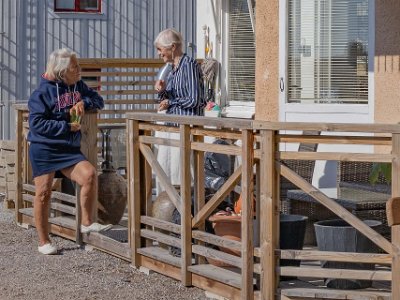 Ny medlem välkomnas  Gunilla Ljung och nya brf-medlemmen Lempi Tiittanen vid hennes altan.