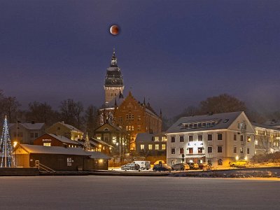 Kapellets gård  S.k. falsk röd måne och partiell månförmörkelse över Kapellets omgivningar 22 januari.