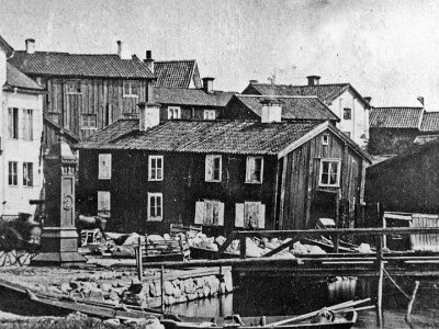 1860 Kråkslottet + Grå huset  Kråkslottet och Grå huset 1860 – ungefär vid Järntorget och ångbåtsbron.