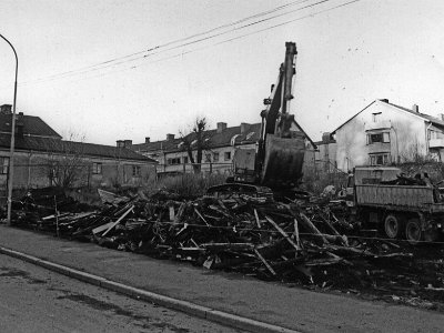 1976 Rivningstomten  Rivning av gammal bebyggelse 1976 på tomten där brf Kapellet sedan byggs.
