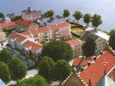 1990 Vy 170 procent  Kvarteret Kapellet 1990 med betydligt lägre träd.