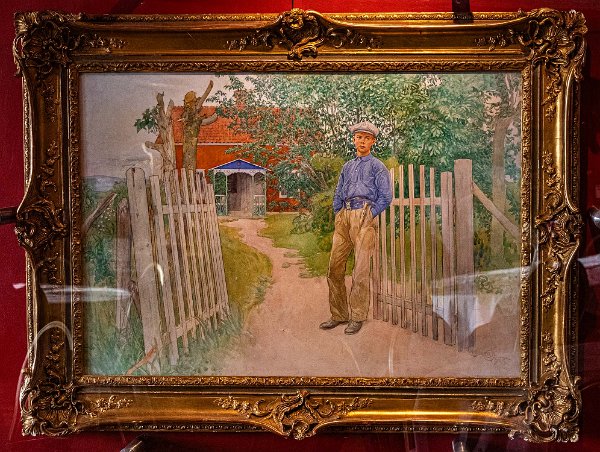 Skara konsthotell Bonddrängen Esbjörn målad av Carl Larsson sommaren 1915. Esbjörn står framör den så kallade Minsta-stugan som CL två år tidigare köpt intill fädernesgården...