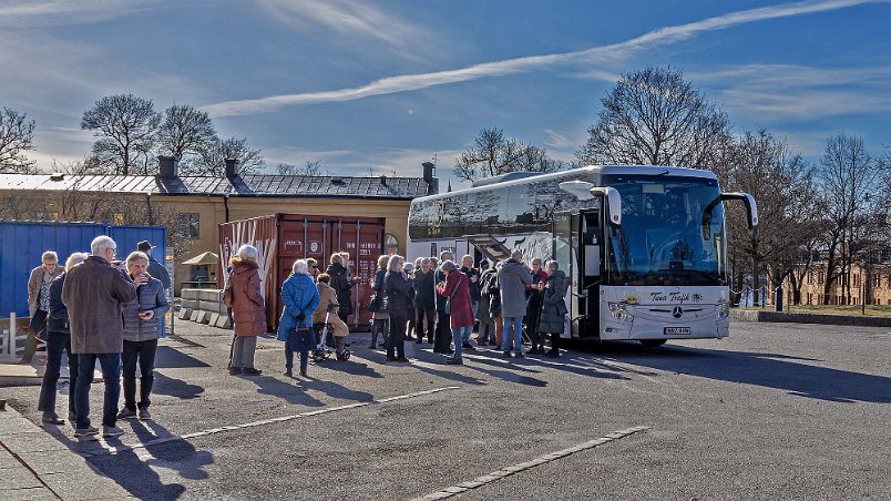 Fika utanför bussen Samling vid bussen för fika.