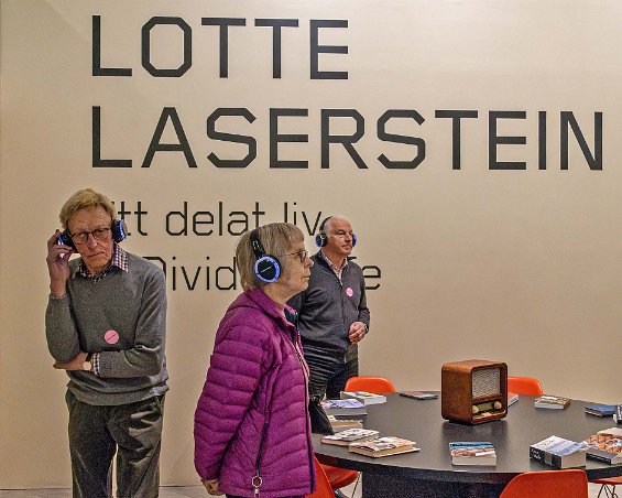 Laserstein-utställningen På väg in i Laserstein-utställningen, utrustade med hörlurar.