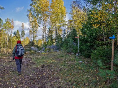 Spårbyte på leden Det finns många stigar i reservatet. Vissa har bitvis orange eller blå markering. Det är olika hur väl röjda de är. En gammal orange-märkt led går genom...