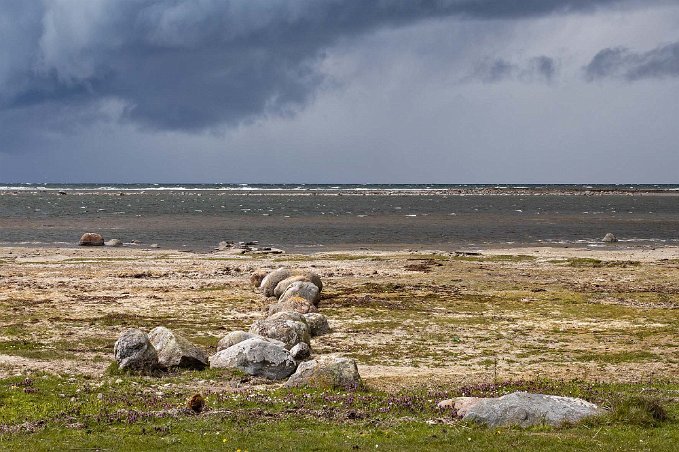 Blåsigt vid Ottenby Regnmoln och starka vindar drar in mot Ottenby på Öland.