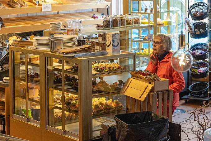 Cafébesök i Simrishamn Efter fika köper vi i kaféet med oss två rostbiffmackor.