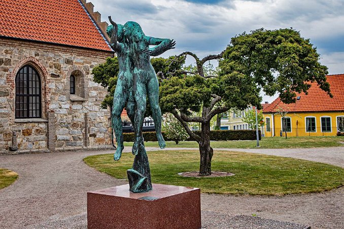 Milles-skulptur Milles-skulptur utanför S:t Nicolai kyrka.