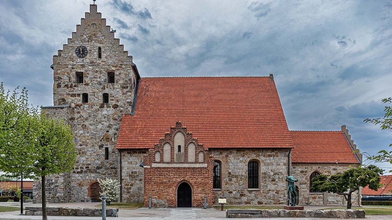 Stadsvandring i Simrishamn När S:t Nicolai kyrka uppfördes är okänt. Äldsta delen är det nuvarande koret som vid uppförandet 1161 bara var ett fiskarkapell. Sedermera byggdes kyrkan ut...